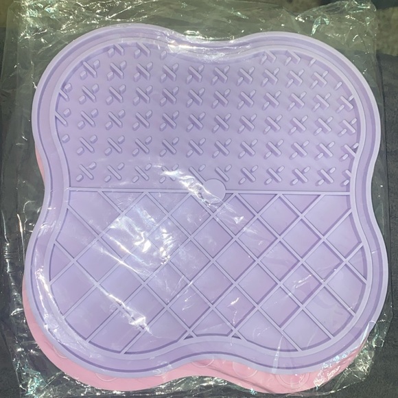 NWT Lick Mat for Dogs and Cats - Picture 1 of 5